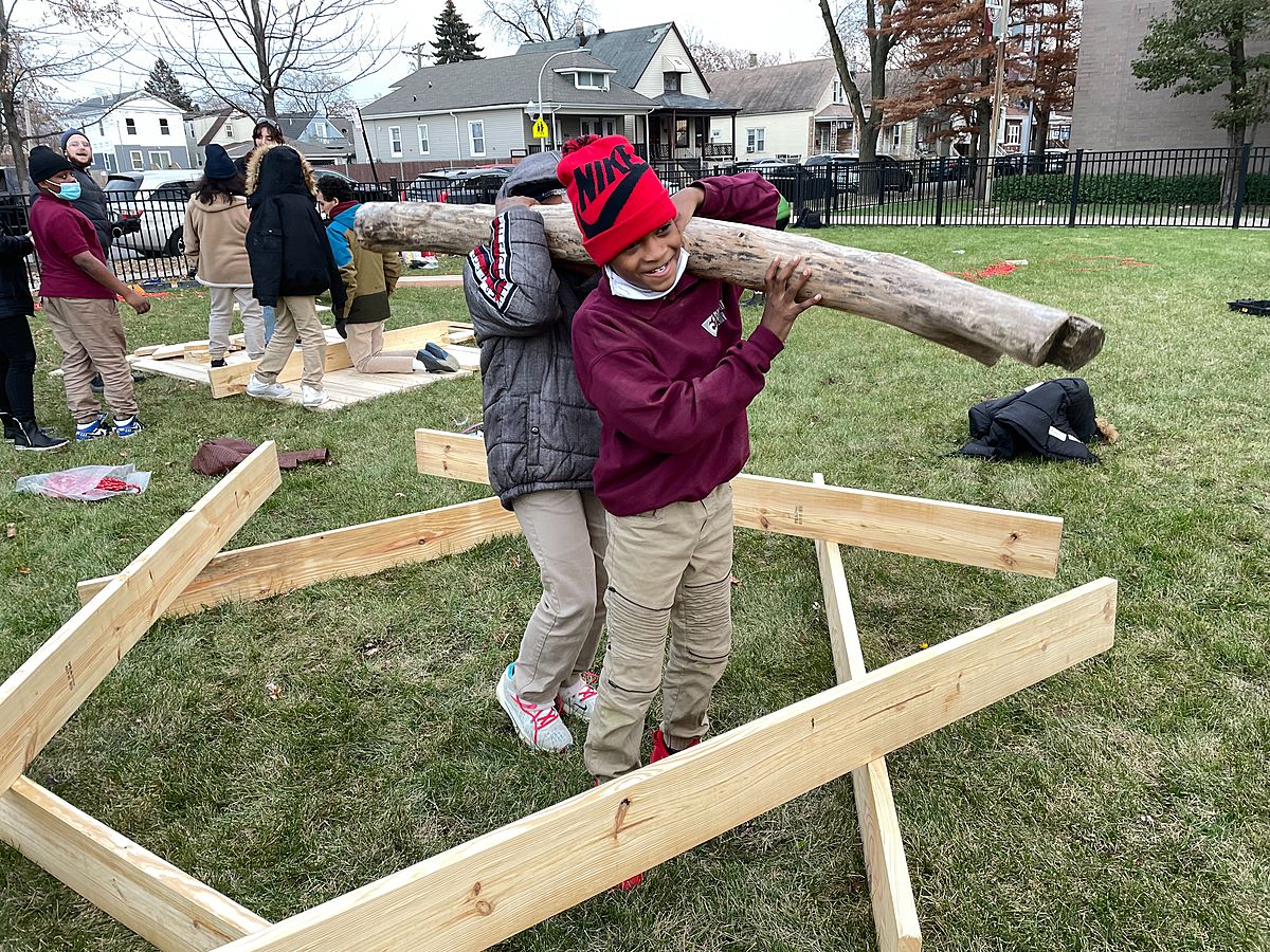 Claremont Academy students participated in an orientation to building and build workshop with UChicago College students.