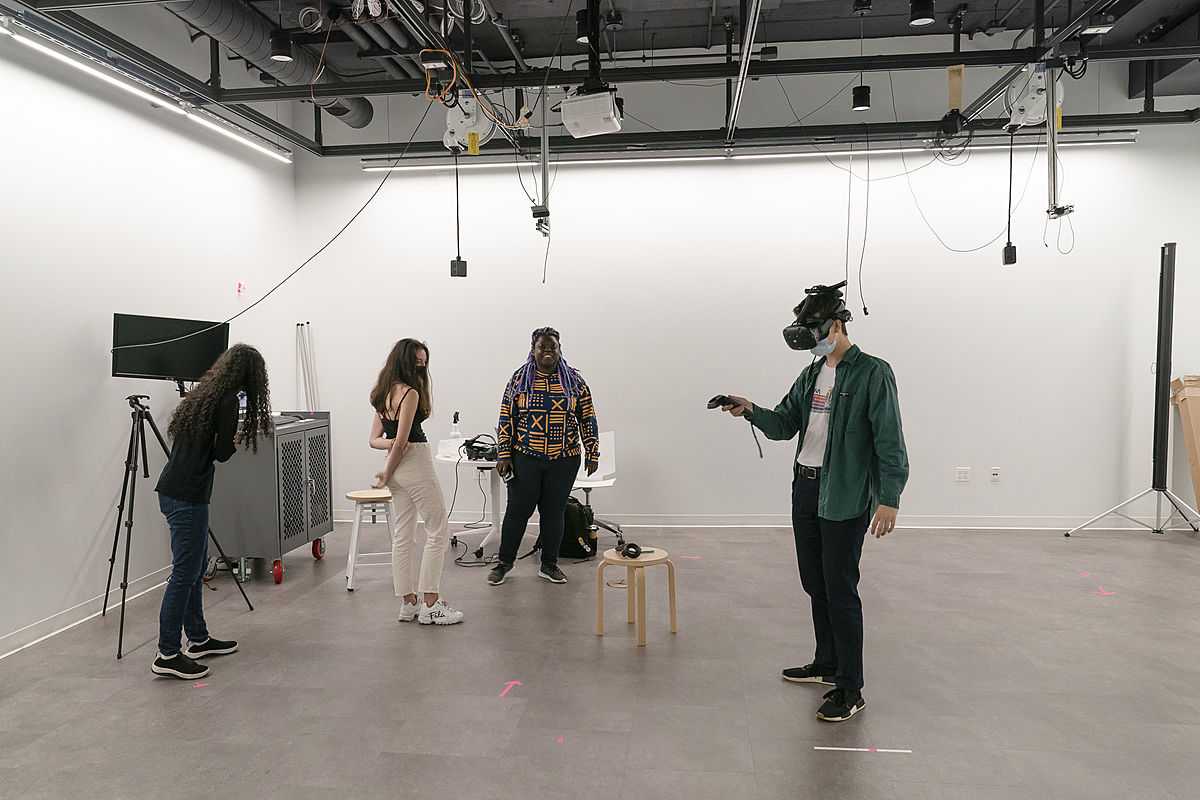 Ashlyn Sparrow (second from right) and UChicago students try out a virtual reality game at the Weston Game Lab. Photo by Jason Smith.