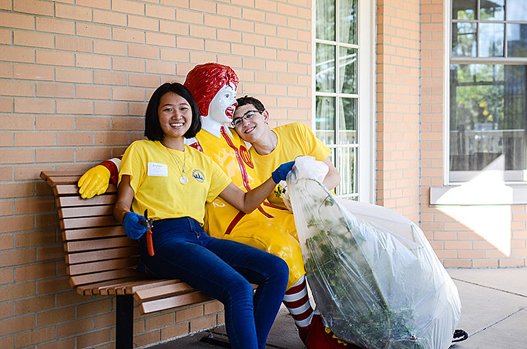 Engage Chicago Through Service Day Takes More Than 350 Students Out Into Community