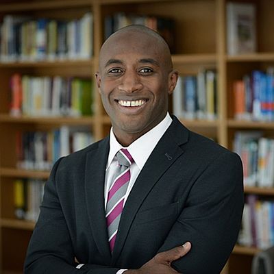 As a Neubauer Civic Scholar at @chicagobooth, Jason Quiara says he is growing as a leader, and he developed a business strategy to expand the services offered to high school students through ConnectED where he serves as chief strategy officer. 

The organization works with school districts to ensure high school students, especially students of color, get a head start on college and career through internships, project-based learning, STEM education, and advanced college-level coursework. Tap the link in our bio to learn more about Jason's story. #partnersinimpact